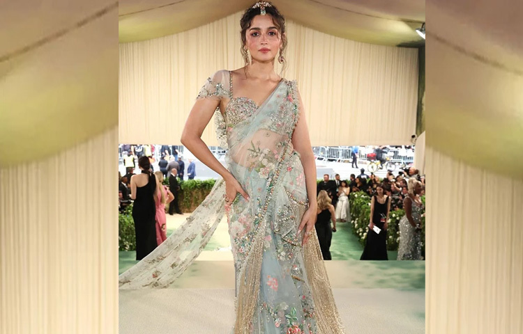 ২০২৪ সালের মেট গালায় ভারতীয় ডিজাইনার সব্যসাচী মুখার্জির ফুলেল শাড়িতে সবার চোখ জুড়িয়েছেন আলিয়া ভাট।