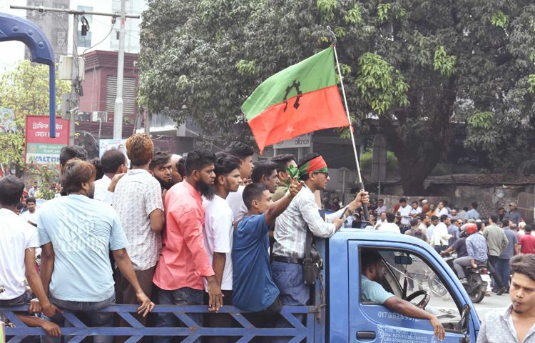 ঢাকাসহ দেশের বিভিন্ন এলাকা থেকে আসা বিএনপি ও এর অঙ্গসংগঠনের নেতাকর্মীরা বিমানবন্দর সড়কে জড়ো হয়েছেন।