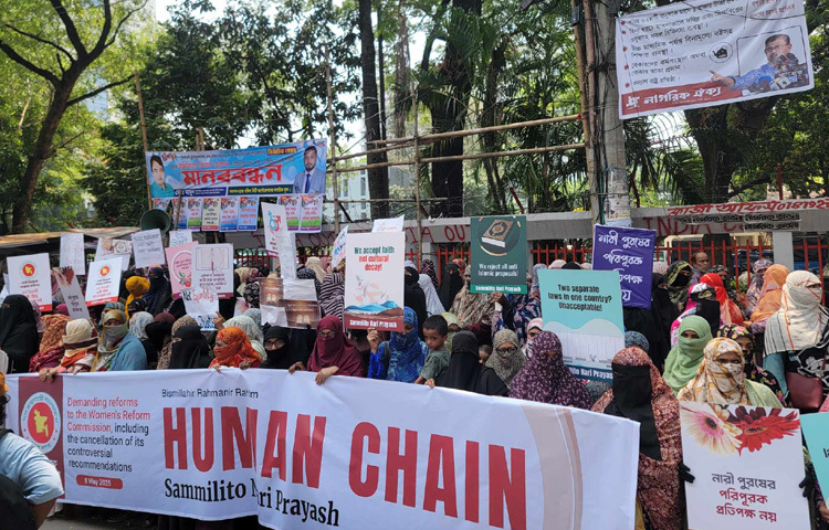 মানববন্ধনে চিকিৎসক ও শিক্ষিকাসহ বিভিন্ন পেশার নারীরা অংশ নিয়েছেন।