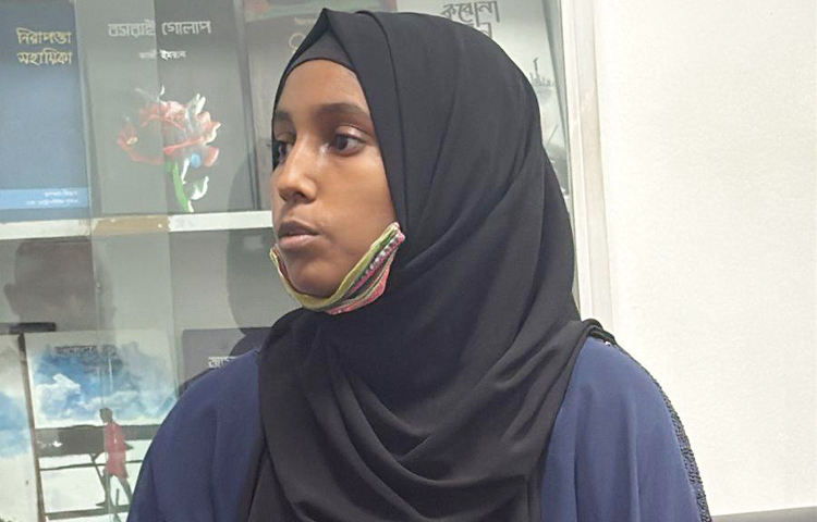 ঢাকার বনানীতে বেসরকারি প্রাইমএশিয়া বিশ্ববিদ্যালয়ের শিক্ষার্থী ও ছাত্রদল কর্মী জাহিদুল ইসলাম পারভেজকে ছুরিকাঘাতে হত্যার মামলায় আলোচনায় আসা ছাত্রী ফারিয়া হক ওরফে টিনার পাঁচদিনের রিমান্ড চেয়ে আবেদন করেছে পুলিশ। ছবি: জাগো নিউজ