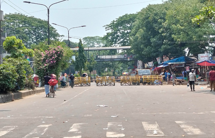 শাহবাগ মোড়ের চারদিকের সড়কের মুখে ব্যারিকেড দিয়ে মধ্যবর্তী স্থানে বসে বিভিন্ন স্লোগান দিচ্ছেন আন্দোলনকারীরা।