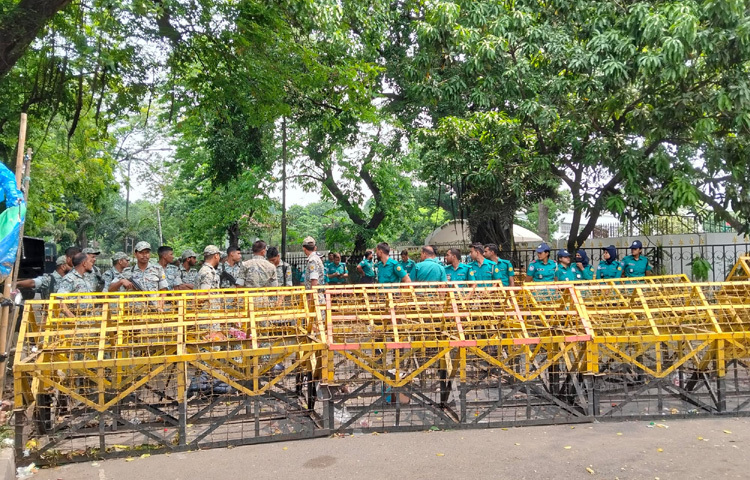 আন্দোলনের কেন্দ্রস্থল কাকরাইল মসজিদ মোড়ে শিক্ষার্থীদের অবস্থান ঘিরে আইন-শৃঙ্খলা রক্ষাকারী বাহিনীর সদস্যদের উপস্থিতি ছিল নজরকাড়া। আশপাশে সতর্ক অবস্থানে রয়েছেন তারা। বিশেষ করে প্রধান উপদেষ্টার বাসভবন ‘যমুনা’র নিরাপত্তা ব্যবস্থা জোরদার করা হয়েছে।
