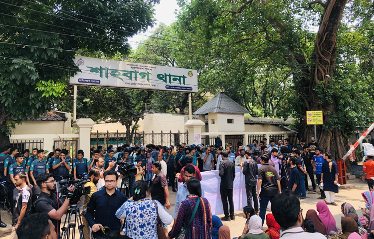 ঢাকা বিশ্ববিদ্যালয়ের শিক্ষা ও গবেষণা ইনস্টিটিউটের শিক্ষার্থী শাহরিয়ার আলম সাম্যের হত্যাকাণ্ডে জড়িত আসামিদের দ্রুত গ্রেফতার, সুষ্ঠু বিচার ও নিরাপদ ক্যাম্পাসের দাবিতে শাহবাগ থানা ঘেরাও ও অবস্থান কর্মসূচি পালন করেন সাধারণ শিক্ষার্থীরা। ছবি: জাগো নিউজ