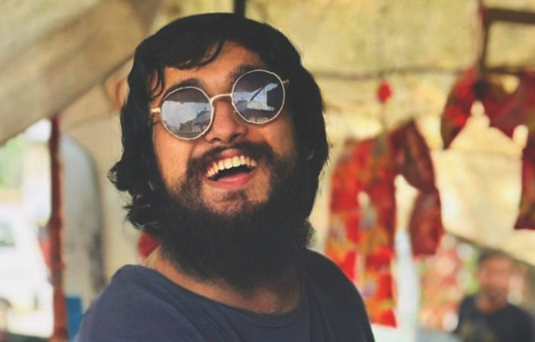 পরবর্তীতে বাংলাদেশের কয়েকটি টেলিভিশন অনুষ্ঠানেও তার আচরণ ঘিরে সমালোচনা ওঠে। মাঝেমধ্যে তিনি ফেসবুক লাইভে এসে অসংলগ্ন কথা বলতেন, যা তার ইমেজকে প্রশ্নবিদ্ধ করে তোলে। একাধিকবার সাংবাদিকদের সঙ্গে দুর্ব্যবহারের অভিযোগও ওঠে।