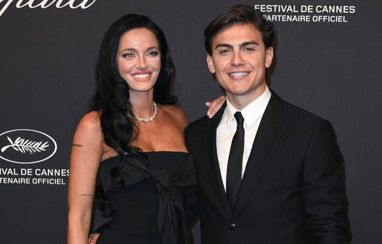 গ্ল্যামার ও গ্রেস দুটোই যেন ধরা দিয়েছে তাদের উপস্থিতিতে।