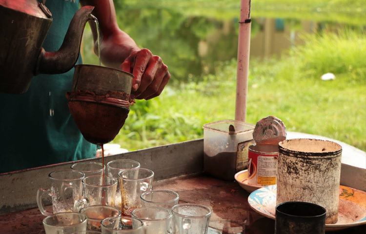 ছোট্ট দোকানে কাঁচের কাপগুলো সারিবদ্ধভাবে সাজানো। প্রতিটি কাপে রং চা ঢালার সঙ্গে সঙ্গে যেন ঢালা হয় একটু আন্তরিকতা, একটু সতেজতা।