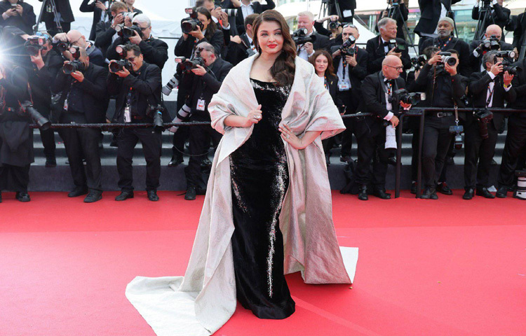 হাতে তৈরি বেনারসি ব্রোকেড কেপটির পেছনে সুতার কাজ করা গীতার শ্লোক ‘কর্মে মন দাও, ফলে নয়।’ পশ্চিমা পোশাকে এমন দার্শনিক বার্তা বয়ে আনা নিঃসন্দেহে সাহসী আর ব্যতিক্রমী এক স্টেটমেন্ট।