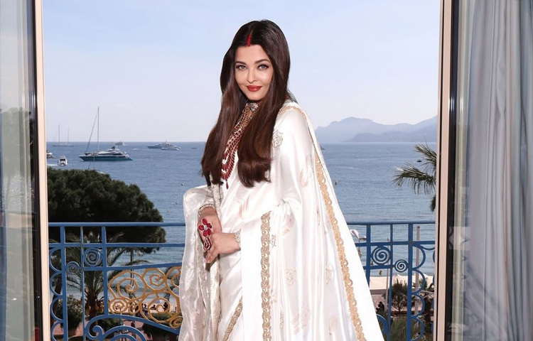 শাড়িতে ব্যবহৃত সোনাও ছিল ১৮ ক্যারেট মানের, যার দাম প্রতি ১০ গ্রামে প্রায় এক লাখ টাকা। সব মিলিয়ে ঐশ্বরিয়ার পুরো ফ্যাশন লুকের পেছনে খরচ হয়েছে এক বিশাল অঙ্ক, যা সহজেই কয়েক শো কোটির ঘরে পৌঁছে যায় বলে ধারণা করছেন অনেকেই।