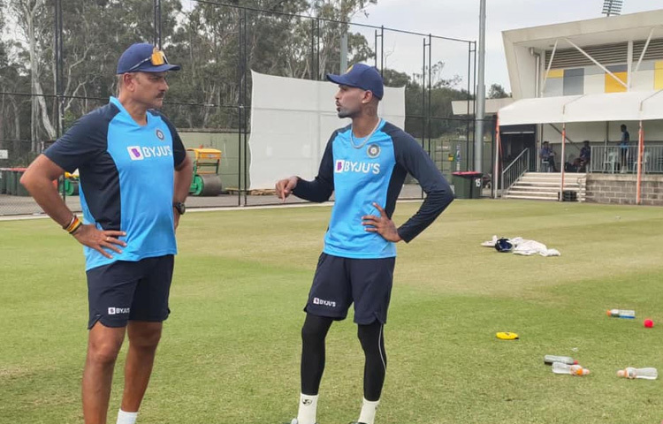 ছোটবেলা থেকেই খেলাধুলার প্রতি তার গভীর আগ্রহ। পড়াশোনার পাশাপাশি ক্রিকেট ছিল তার নেশা। ডন বসকো হাই স্কুল ও পরে রামনরাইন রুইয়া কলেজে পড়াকালীন সময়ে ক্রিকেটের মঞ্চে তার প্রতিভা নজর কাড়তে থাকে।