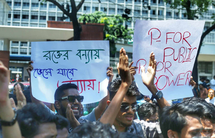 এর আগে ২৬ মে রাত থেকে সচিবালয়ের সামনে অবস্থান নেয় জুলাই মঞ্চ। তারা সচিবালয় ও এনবিআরসহ বাংলাদেশে থাকা দুর্নীতিবাজ ও ফ্যাসিবাদের আমলাদের উৎখাতের দাবিতে ‘ফ্যাসিবাদ উৎখাত যাত্রা’ কর্মসূচি পালন করছে।