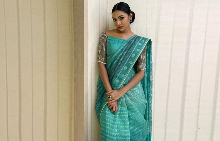 ফিরোজা রঙের জামদানি ক্যামেরাবন্দি হয়েছেন স্টাইলিশ অভিনেত্রী সুনেরাহ বিনতে কামাল।