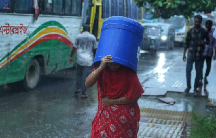 বৃষ্টির পানি থেকে বাঁচার আপ্রাণ চেষ্টা তার।