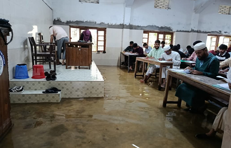 কলেজ অধ্যক্ষ প্রফেসর মো. আবুল বাশার ভূঁঞা বলেন, কলেজের জলাবদ্ধতা সমস্যা দীর্ঘ ২০ বছরের। আমি অধ্যক্ষ হিসেবে যোগ দিয়েছি মাত্র কয়েক মাস হলো।