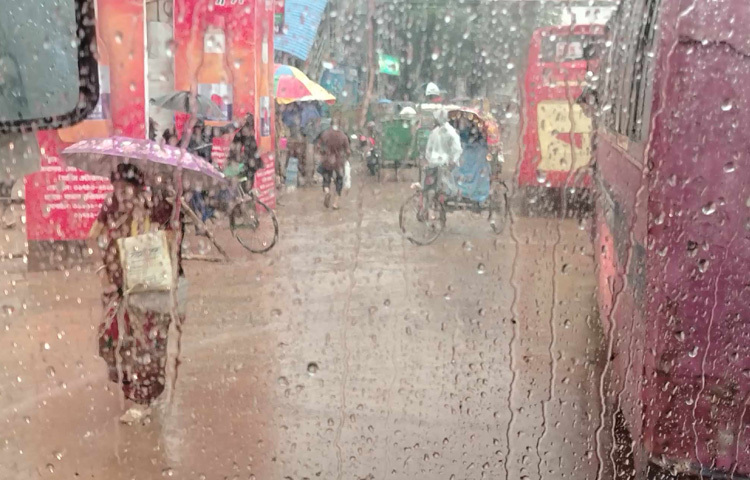 কেউ জানালার ধারে দাঁড়িয়ে পেয়েছে একফোঁটা স্বস্তি, আবার কেউ রেইনকোটের নিচে ভিজে গেছে মাথা থেকে পা পর্যন্ত।