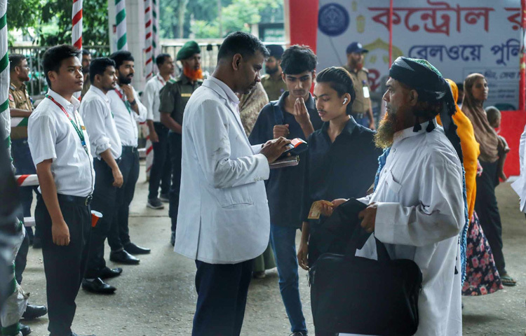 জীবনের ব্যস্ততা, কর্মব্যস্ততা থেকে দূরে, সেই ছোট্ট গাঁও কিংবা শহরের টানে মন যেন আকৃষ্ট হয়। প্রিয়জনের সঙ্গে সাক্ষাৎ আর আত্মীয়ের সান্নিধ্য-এসব অনুভূতির টানে বাড়ি ফেরার ইচ্ছা জাগে মানুষের মনে।