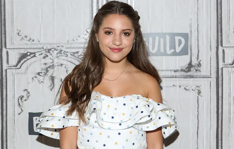 ম্যাকেঞ্জির ইনস্টাগ্রামে ১৪ মিলিয়নের বেশি, টিকটকে ২৩ মিলিয়নের বেশি এবং ইউটিউবে ৩ মিলিয়নের বেশি অনুসারী রয়েছে। ২০১৮ সালে তিনি টিন চয়েস অ্যাওয়ার্ডে ‘চয়েস মিউজার’ পুরস্কার অর্জন করেন।