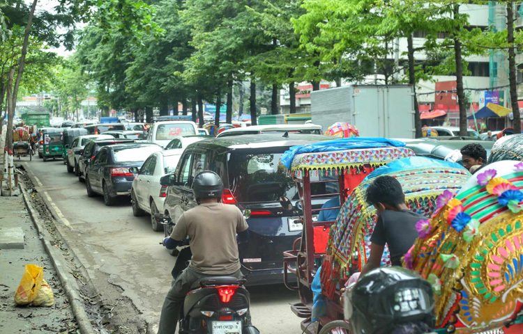 অনেকে জানেন ভিড়ে পা রাখার জায়গা থাকবে না, বাস পেতে অপেক্ষার প্রহর গুনতে হতে পারে। তবু ফেরেন। কেননা তীব্র ক্লান্তির মধ্যেও একটি শান্তি আছে নিজেদের মানুষদের সঙ্গে ঈদের সকাল ভাগ করে নেওয়া।