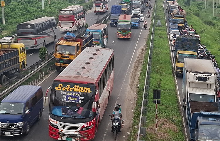 ঘণ্টার পর ঘণ্টা অপেক্ষায় ক্লান্ত যাত্রীরা, তবু বাড়ির পথে মন ছুটেই চলেছে। ঈদের আগাম উচ্ছ্বাস ম্লান হয়ে যাচ্ছে এই যান্ত্রিক থেমে থাকার ভেতরেই।