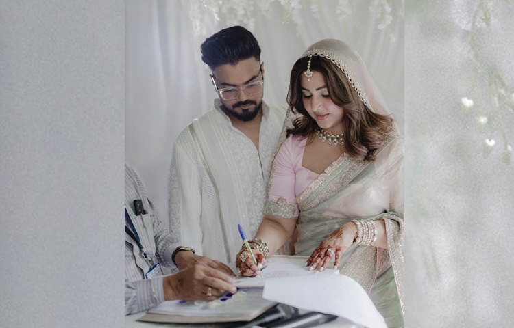 ৪ জুন বুধবার সামাজিক মাধ্যমে বিয়ে ঘোষণা দিয়েছেন অভিনেত্রী হিনা খান লিখেছেন, ‘ভিন্ন দুই জগৎ থেকে আমরা ভালোবাসার এক মহাবিশ্ব গড়ে তুলেছি। আমাদের মধ্যকার ব্যবধানগুলো ম্লান হয়ে গেছে, আমাদের হৃদয় দুটি এক হয়েছে, জীবনের শেষপ্রান্তে তৈরি হল এমনই এক বন্ধন। আমরাই আমাদের ঘর, আমাদের আলো, আমাদের আশা। সব বাধা অতিক্রম করে আজ আমাদের প্রেমে পড়লো আইনি সিলমোহর। স্বামী-স্ত্রী হিসেবে আপনাদের দোয়া কামনা করছি।’