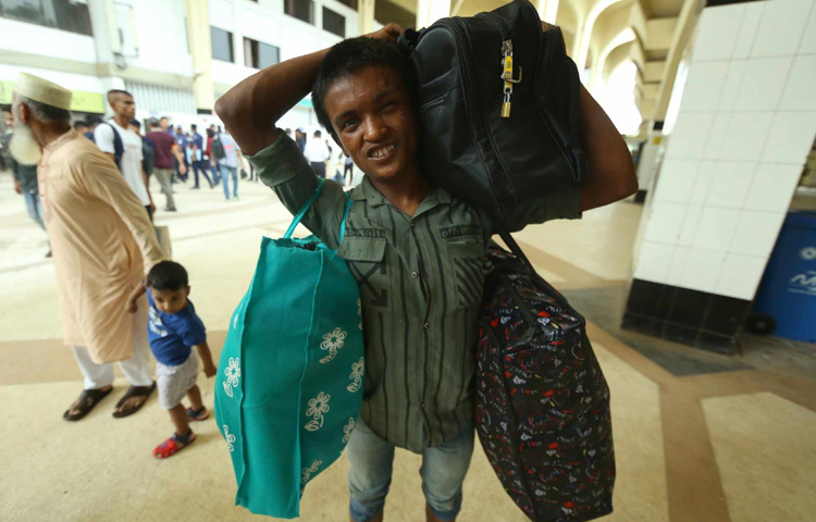 যাত্রীদের ভিড়ে ফুটেছে কুলিদের মুখের হাসি। কারণ অন্য সময়ের তুলনায় তারা কাজ ও পারিশ্রমিক বেশি পাচ্ছেন।