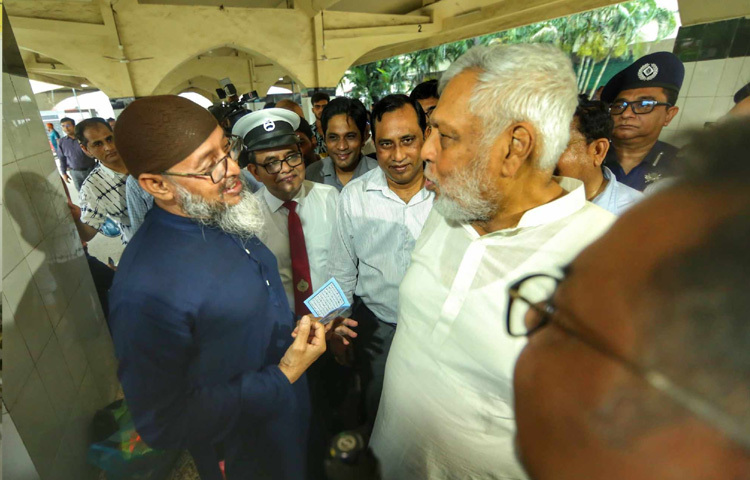 এসময় দূরপাল্লার উদ্দেশ্যে আগত যাত্রীদের সঙ্গে কথা বলেন তিনি। টিকিট কালোবাজারির বিষয়ে খোঁজ খবর নেন উপদেষ্টা।