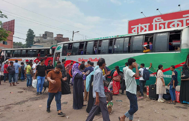 বেশিরভাগ কাউন্টারে লোক নেই। কয়েকটিতে লোক থাকলেও বিক্রির মতো টিকিট নেই। গাড়িগুলো ঢাকায় ঢুকে আসাদগেট থেকে ঘুরে পথে পথে পূর্বের টিকিট কাটা যাত্রী নিয়ে গন্তব্যে রওয়ানা দিচ্ছেন।
