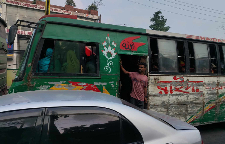 তবে সেই আনন্দের আগে ভোগান্তিতে পোহাচ্ছেন নগরবাসী। পাচ্ছেন না দূরপাল্লার বাস, তাই ভরসা করছেন শহরের অভ্যন্তরীণ লোকাল বাসে।