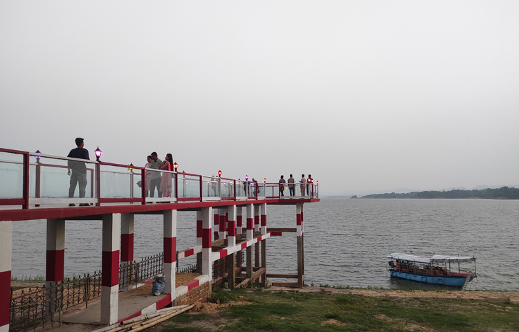 পার্কটির দায়িত্বে থাকা কর্মকর্তা মিজানুর রহমান বলেন, ‘আমাদের ১১টি কটেজের সব কটিই ৮ থেকে ১৩ জুন পর্যন্ত বুকিং হয়ে গেছে। পর্যটকদের জন্য আমরা ফ্রি রাইড চালু করেছি এবং নৌভ্রমণে বিশেষ ছাড়ও দিচ্ছি।’