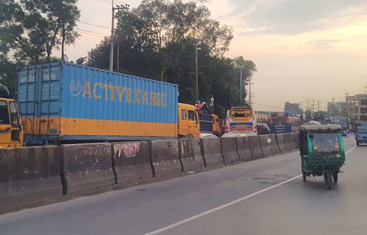 বিশেষ করে বোর্ডবাজার থেকে চান্দনা চৌরাস্তা পর্যন্ত প্রায় পাঁচ কিলোমিটার জুড়ে গাড়ির সারি। একই চিত্র মৌচাক থেকে চন্দ্রা মোড় পর্যন্তও। সড়কে যান চলাচল কখনো থেমে, কখনো ধীরগতিতে চলছে।