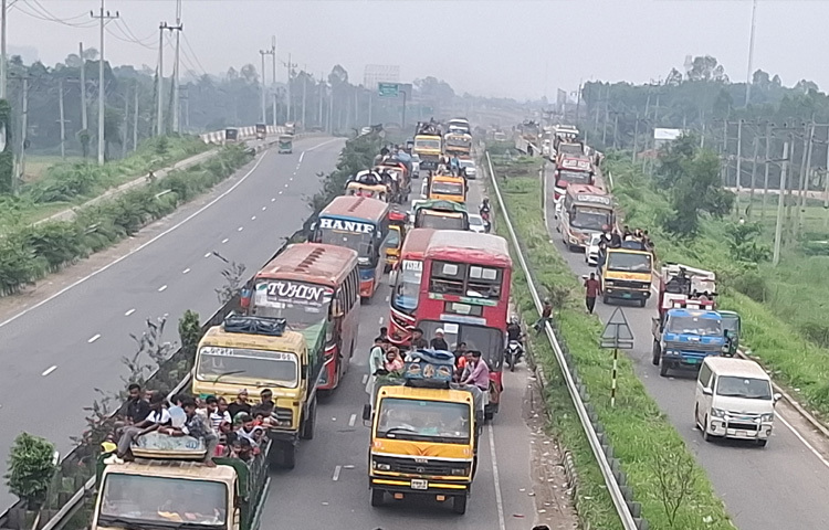 ৪ জুন ভোর থেকে শুরু হওয়া এই যানজটের পেছনে রয়েছে একাধিক কারণ। অতিরিক্ত যানবাহনের চাপ, বিভিন্ন স্থানে গাড়ি বিকল হওয়া ও যমুনা সেতুর স্বল্প ধারণক্ষমতা; সব মিলিয়ে সৃষ্টি হয়েছে ভয়াবহ এই পরিস্থিতি।