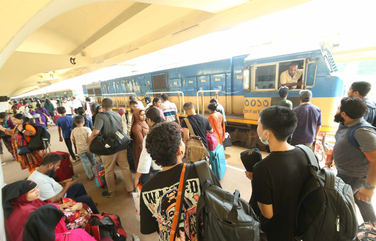 ঘরমুখো মানুষের যাত্রা নির্বিঘ্ন ও নিরাপদ করতে বাংলাদেশ আনসার ও গ্রাম প্রতিরক্ষা বাহিনীর ৭৪ জন আনসার মোতায়েন করা হয়েছে। তারা আগামী ১২ জুন পর্যন্ত মোট ১৫ দিন যাত্রীসেবা, স্টেশনে শৃঙ্খলা বজায় রাখা ও নিরাপত্তা নিশ্চিতে কাজ করবেন তারা। যেকোনো সংকটে যাত্রীদের পাশে থাকতে প্রস্তুত থাকবে বাহিনীর সদস্যরা।