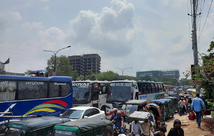 এ বিষয়ে শাহ ফতেহ আলী পরিবহনের কাউন্টার ম্যানেজার কাজী বাবুল জানান, সকাল ৭টার গাড়ি এখন ১১টায় ছাড়ার প্রস্তুতি নিচ্ছে। বাকি গাড়িগুলোর পরিস্থিতি আরও খারাপ। মহাসড়কের দীর্ঘ যানজট, কল্যাণপুর-গাবতলী এলাকার ভীষণ জ্যাম; সব মিলিয়ে প্রতিটি গাড়ি ২ থেকে ৩ ঘণ্টা দেরিতে ঢাকায় ফিরছে।