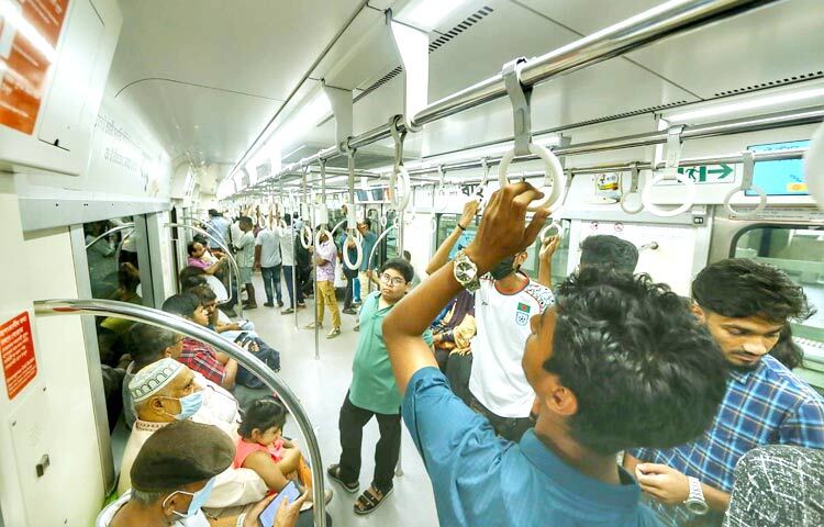 রাজধানীসহ সারাদেশেই বইছে তীব্র তাপপ্রবাহ। প্রয়োজন ছাড়া ঘর থেকে বের হচ্ছে না মানুষ। এ ক্ষেত্রে ব্যতিক্রম ঢাকার জনপ্রিয় গণপরিবহন মেট্রোরেল। শীতাতপ নিয়ন্ত্রিত এ বাহনে যাত্রী চলাচল অনেকটাই স্বাভাবিক। স্বাচ্ছন্দ্যে যাতায়াত করতে পারছেন যাত্রীরা। ঈদের ছুটিতে ঘুরতে বের হয়েছেন যারা; তারা উপভোগ করছেন। ছবি: জাগো নিউজ