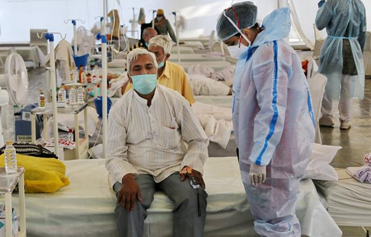 ভারতে আবারও বাড়ছে করোনা সংক্রমণ। কেন্দ্রীয় স্বাস্থ্য মন্ত্রণালয়ের তথ্য অনুযায়ী, গত ২৪ ঘণ্টায় দেশটিতে নতুন করে ৩০৬ জন করোনায় আক্রান্ত হয়েছেন। ফলে করোনা রোগীর সংখ্যা দাঁড়িয়েছে ৭ হাজার ১২১ জনে। এ সময়ের মধ্যে মারা গেছেন ছয়জন। ছবি: পিটিআই (ফাইল)