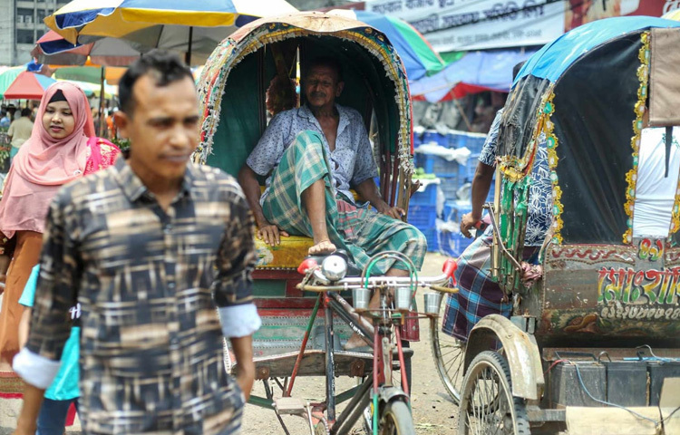 রিকশাওয়ালারা শুধু শরীরের ঘাম নয়, জীবনের ক্লান্তির সঙ্গেও লড়াই করছেন প্রতিদিন। গরমে আয় কমে যায়, কারণ অনেক যাত্রীই এই গরমে বের হন না। কেউ বের হলেও ভাড়ার জন্য দরদাম করেন বেশি। ফলে গরমে যেমন কষ্ট, তেমনি আয়ও কম।