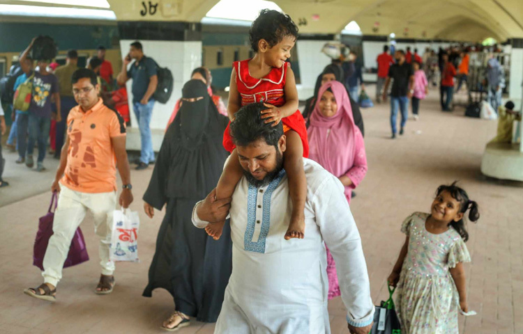 এই বছরের জুন মাসের শুরুতেই ঢাকায় তাপমাত্রা রেকর্ড ছাড়িয়েছে। তাপপ্রবাহ চলছে সারা দেশে। কিন্তু ট্রেন থামে না, ছুটি ফুরোয় না। ফলে কমলাপুর রেলস্টেশন আজ যেন এক ক্লান্ত জনস্রোতের ঘর্মাক্ত চিত্রপট।