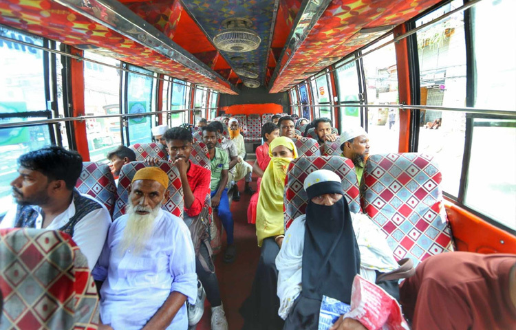 ফুটপাতগুলোও খালি, চায়ের দোকান বন্ধ, হকারদের আওয়াজ নেই। রিকশাওয়ালারা গাছের নিচে গামছা বিছিয়ে বসে আছেন। কারও হাতে পানির বোতল, কেউ কেউ পার করছেন অলস সময়।