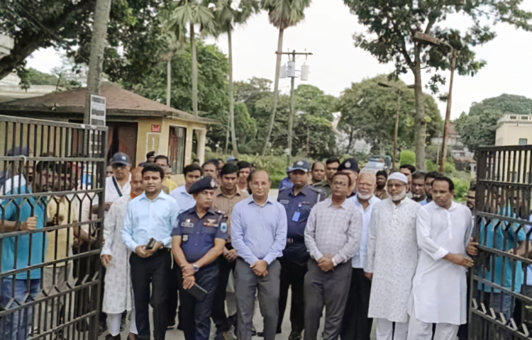 সিরাজগঞ্জের শাহজাদপুরে বিশ্বকবি রবীন্দ্রনাথ ঠাকুরের স্মৃতিবিজড়িত কাছারি বাড়িতে দর্শনার্থী প্রবেশে অনির্দিষ্টকালের নিষেধাজ্ঞা তুলে নেওয়া হয়েছে। এখন থেকে দর্শনার্থীরা ৩০ টাকার টিকিটে সহজেই ভেতরে প্রবেশ করতে পারবেন। ছবি: জাগো নিউজ