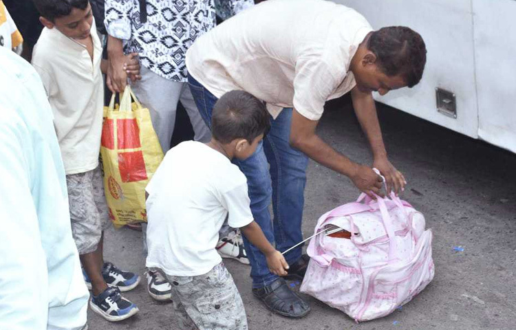 যানজট, ক্লান্তি আর ভোগান্তি ছাপিয়ে ঈদের খুশির রেশ টেনে নিয়ে ঢাকায় ফিরছেন মানুষ। সঙ্গে আছে বাড়ির আদর, কোরবানির স্মৃতি আর মৌসুমি স্বাদের প্রাচুর্য যা হয়তো শহুরে ব্যস্ততায় কিছুটা প্রশান্তির পরশ হয়ে উঠবে।