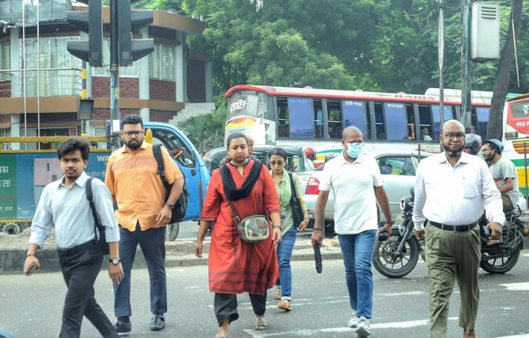 ঈদের ছুটিতে ফাঁকা থাকা এই সব পথ এখন আবারও ঠাসা গণপরিবহনে, ব্যক্তিগত গাড়িতে আর অফিসগামী মানুষে।