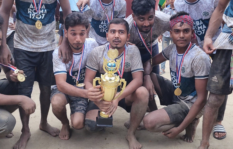 সন্ধ্যা নামার আগেই এক উত্তেজনাপূর্ণ লড়াই শেষে অবিবাহিত দল ২-১ ব্যবধানে জয় ছিনিয়ে নেয়।