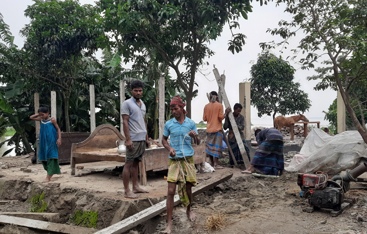 স্থানীয় ইউপি সদস্য রফিকুল ইসলাম বলেন, ‘আমার নিজের বাড়িও ছিল নদীর পাড়ে। কয়েকদিন আগেই সরিয়ে নিতে বাধ্য হয়েছি। এই চর থেকে মানুষ এখন অন্য চরে গিয়ে ঠাঁই নিচ্ছে। কিন্তু ভাঙনের যে গতিবেগ, তাতে আর কোনো জায়গা নিরাপদ নেই। পানি উন্নয়ন বোর্ডকে একাধিকবার জানিয়েছি। কিন্তু প্রতিবার শুধু একটাই কথা শোনা যায় -দেখছি, ব্যবস্থা নিচ্ছি।’