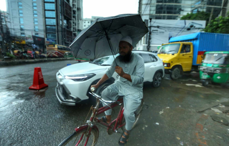 বাড্ডা, মহাখালী, বনানী কিংবা ধানমন্ডি-নগরীর এক প্রান্ত থেকে অন্য প্রান্ত, সবখানেই ছিল বৃষ্টির শীতল পরশ।