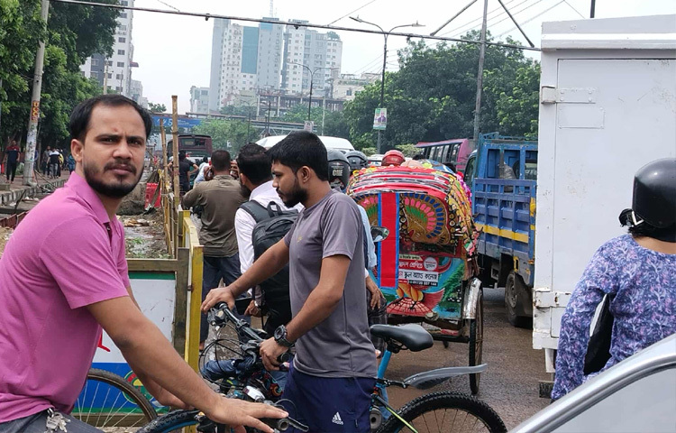 আন্দোলন ঘিরে বন্ধ হয়ে যায় যান চলাচল, তৈরি হয় দীর্ঘ যানজট।