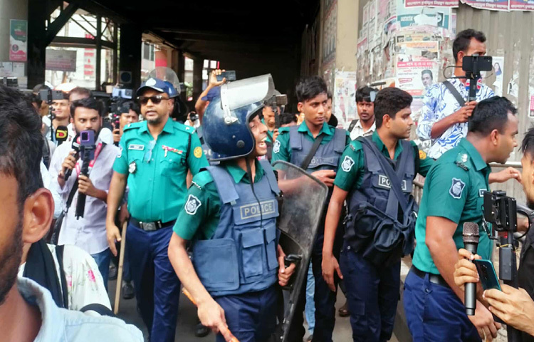 বেলা সাড়ে ১১টার তাদের ওপর জলকামান ও সাউন্ড গ্রেনেড নিক্ষেপ করে ছত্রভঙ্গ করে দেওয়া হয়।