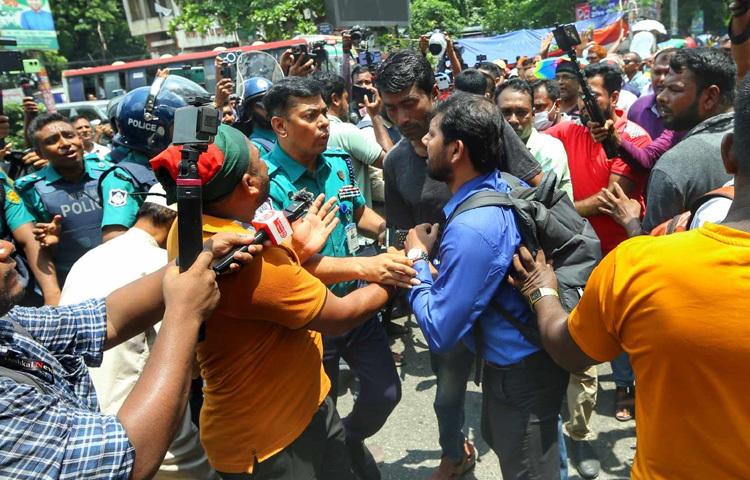 তাদের পথ আটকানোর চেষ্টা করছে আইনশৃঙ্খলা বাহিনী। কিন্তু প্রতিরোধকে পাশ কাটিয়ে শাহবাগ মোড়ে বসে পড়ে বিক্ষোভকারীরা।