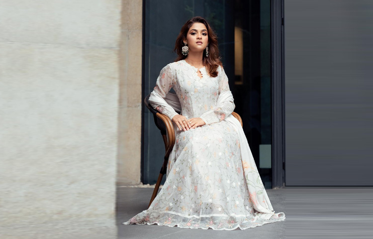 সম্প্রতি সাদিয়া সোশ্যাল মিডিয়ায় যেসব ছবি পোস্ট করেছেন, তাতে দেখা গেছে তাকে একেবারে শুভ্রতায় মোড়া এক এথনিক রূপে।