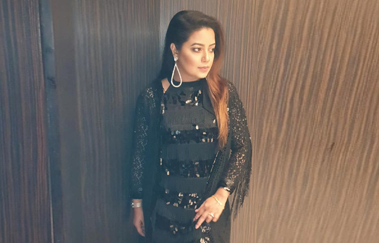 এতদিন ধরে নিজেদের মধ্যে সমস্যা চললেও কেউ তা প্রকাশ করেননি। একে অন্যকে সম্মান জানিয়ে, শান্তিপূর্ণভাবেই সম্পর্কের ইতি টেনেছেন বলে ইঙ্গিত পাওয়া যায়। তবে এই সম্পর্ক ভাঙনের পেছনে তৃতীয় কোনো ব্যক্তির ভূমিকা রয়েছে কি না সেই নিয়ে নানা আলোচনা, গুঞ্জন ভেসে বেড়াচ্ছে সামাজিক যোগাযোগমাধ্যম ও গোপন মহলে।