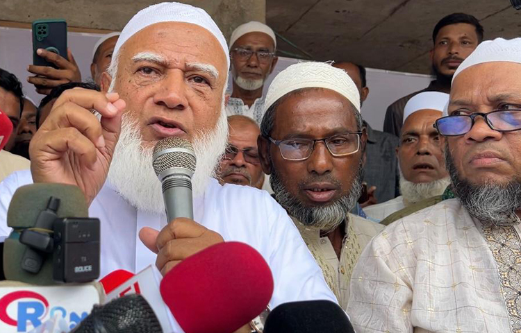 জামায়াতে ইসলামীর আমির ডা. শফিকুর রহমান আজ সকালে মৌলভীবাজার জেলা জামায়াতের সাবেক আমির দেওয়ান সিরাজুল ইসলামের কবর জিয়ারত শেষে সাংবাদিকদের প্রশ্নের জবাব দেন। ছবি: জাগো নিউজ