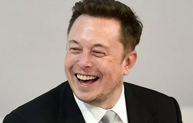 ২০০২ সালে ‘স্পেসএক্স’ প্রতিষ্ঠা করেন ট্রান্সপোর্ট দক্ষতা ও মহাকাশশিল্পে ব্যয় কমিয়ে আনার লক্ষ্যে। ২০০৮ সালের ফ্যালকন ১ সাফল্য, ফ্যালকন ৯-এর পুনঃব্যবহারযোগ্য রকেট, আর ড্রাগন ক্যাপসুলের আন্তর্জাতিক মহাকাশ স্থানে যাত্রার গল্প-সবই প্রমাণ করে ইলন শুধু স্বপ্ন দেখেন না, বাস্তবে তা সত্যি করেন।